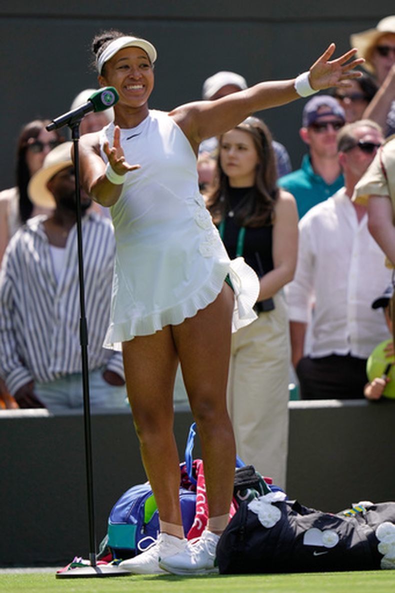 La japonesa Naomi Osaka celebra después de vencer en la tercera ronda del torneo femenino a la australiana Daria Kasatkina en el Campeonato de Wimbledon, el viernes 3 de julio de 2026, en Londres. (AP Foto/Brian Inganga)