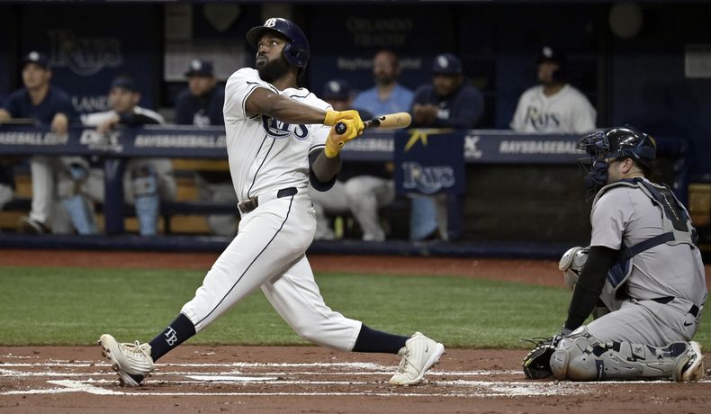 El mexicano Randy Arozarena, de los Rays de Tampa Bay, conecta un jonrón en el duelo ante los Yankees de Nueva York, el jueves 11 de julio de 2024 (AP Foto/Steve Nesius)