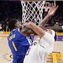 Anthony Davis, de los Lakers de Los Ángeles, y JaMychal Green, de los Warriors de Golden State, colisionan en el encuentro de playoffs disputado el sábado 6 de mayo de 2023 (AP Foto/Mark J. Terrill)