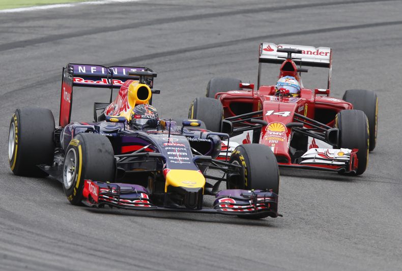 Los pilotos de F&oacute;rmula 1 de Sebastian Vettel de red Bulle (frentey Fernando Alonso de Ferrari disputan un lugar en el gran Premio de Alemania, que se corri&oacute; el domingo 20 de julio  de 2014. La compa&ntilde;&iacute;a mexicana de eventos Corpo