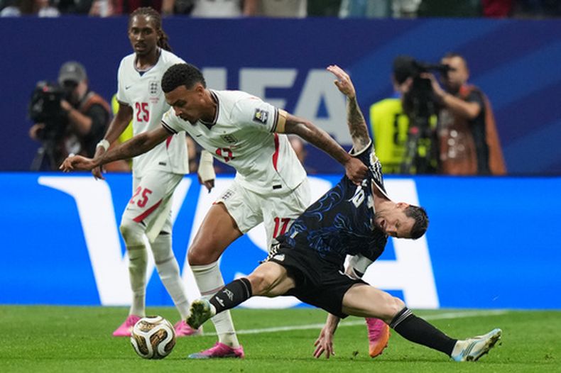 Morgan Rogers (17), de Inglaterra, disputa un balón con el argentino Lionel Messi (10) durante la semifinal de la Copa del Mundo entre Inglaterra y Argentina, el miércoles 15 de julio de 2026, en Atlanta. (AP Foto/Stephanie Scarbrough)