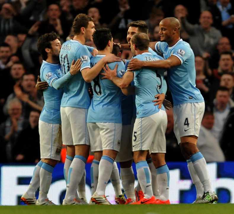 Los jugadores de Manchester City celebran un gol del argentino Sergio Ag&uuml;ero contra West Bromwich Albion durante un partido por la Liga Premier en Manchester el 21 de abril del 2014. El El presidente de la FIFA Joseph Blatter sugiri&oacute; resucitar