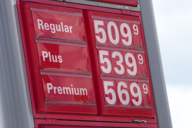 Los precios por galón de los distintos tipos de gasolina disponibles en una gasolinería, en un letrero sobre las bombas, el domingo 24 de mayo de 2026, en el sureste de Denver. (AP Foto/David Zalubowski)