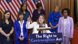 ARCHIVO - La representante demócrata por Minnesota Angie Craig, en el centro, habla durante un evento con mujeres demócratas integrantes de la Cámara y defensoras de la libertad reproductiva antes de la votación sobre la Ley de Derecho a la Anticoncepción, en el Capitolio en Washington, 20 de julio de 2022. (AP Foto/J. Scott Applewhite, Archivo)