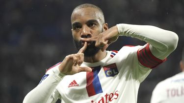 Alexandre Lacazette, del Lyon, celebra después de anotar el primer gol de su equipo en el partido contra el Mónaco, el viernes 19 de mayo de 2023, en Decines, cerca de Lyon, Francia. (AP Foto/Laurent Cipriani)