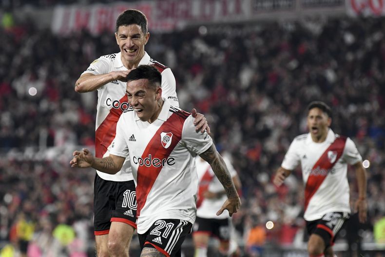 Ezequiel Barco (21), de River Plate, festeja tras marcar el tercer tanto de su equipo ante Estudiantes de la Plata, en un partido de liga disputado el sábado 15 de julio de 2023 (AP Foto/Gustavo Garello)
