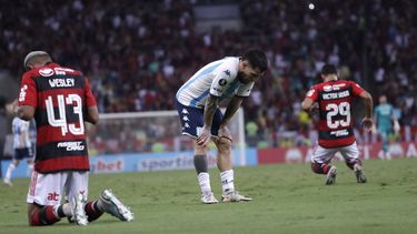 Jonatan Gómez, de Racing de Argentina, se lamenta tras la victoria del Flamengo en un duelo de la Copa Libertadores, el jueves 8 de junio de 2023, en el Maracaná (AP Foto/Bruna Prado)