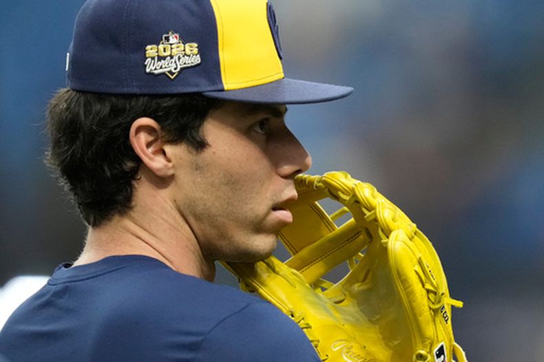 El beateador designado de los Cerveceros de Milwaukee Christian Yelich calienta en la caja de bateo antes del Juego 5 de la Serie Mundial ante los Rays de Tampa Bay el miércoles 28 de octubre del 2026. (AP Foto/Ashley Landis)