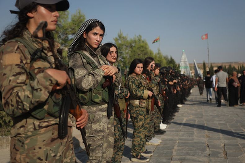 Mujeres combatientes kurdas en el funeral de prisioneros que murieron en un incendio en una prisión en Kobani, Siria, el 14 de septiembre del 2026. (AP foto/Baderkhan Ahmad)