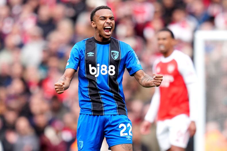Eli Junior Kroupi del Bournemouth celebra tras anotar en el encuentro ante el Arsenal en la Liga Premier el sábado 11 de abril del 2026. (Adam Davy/PA via AP)