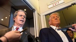 El secretario del Tesoro, Scott Bessent (izquierda), habla con los periodistas mientras el presidente Donald Trump (derecha) escucha a bordo del Air Force One, el lunes 27 de octubre de 2025, durante el viaje de Kuala Lumpur a Tokio. (AP Foto/Mark Schiefelbein)