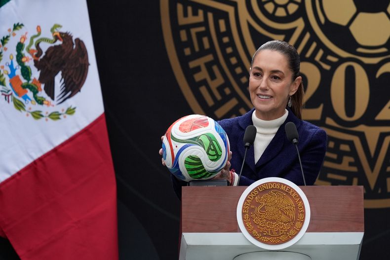 La presidenta mexicana Claudia Sheinbaum sostiene un balón de fútbol durante una rueda de prensa en la que habló sobre los preparativos de cara a la Copa Mundial, el lunes 10 de noviembre de 2025. (AP Foto/Marco Ugarte)