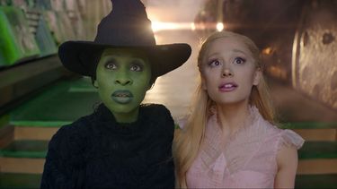 Esta imagen difundida por Universal Pictures muestra a Cynthia Erivo, izquierda, y Ariana Grande en una escena de la película Wicked. (Universal Pictures via AP)