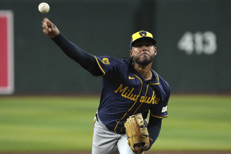 El dominicano Freddy Peralta, de los Cerveceros de Milwaukee, lanza en el juego del viernes 13 de septiembre de 2024, ante los Diamondbacks de Arizona (AP Foto/Rick cuteri)