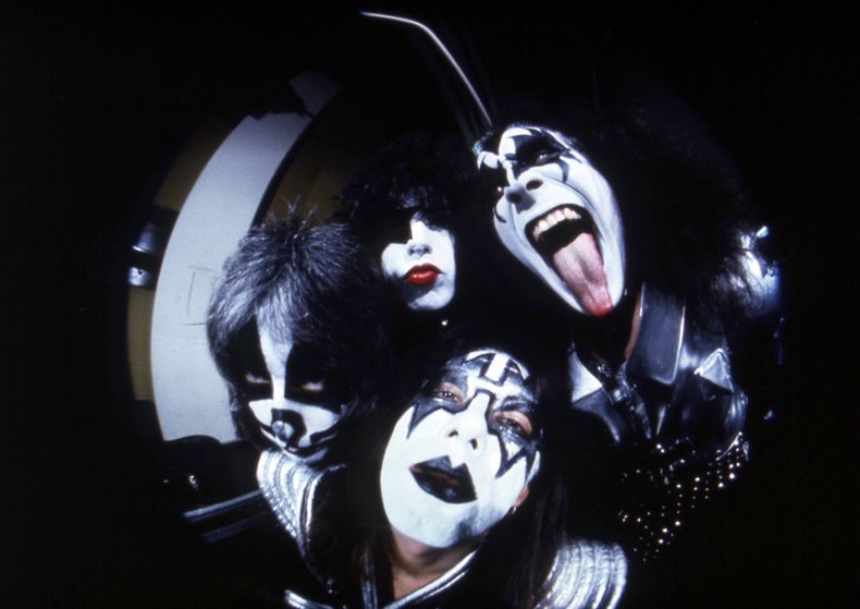 ARCHIVO - Integrantes del grupo de rock KISS; Gene Simmons, en el sentido de las agujas del reloj desde la derecha, Ace Frehley, Peter Criss y Paul Stanley son fotografiados antes de un concierto en Hartford, Connecticut, el 16 de febrero de 1977. Frehley fue reemplazado por Tommy Thayer en 2002. Criss dejó la banda en 1980 pero regresó y se fue nuevamente en 2004. Los dos últimos shows de la banda, con Simmons, Stanley, Thayer y Eric Singer, están programados para el 1 y 2 de diciembre en el Madison Square Garden de Nueva York. (Foto AP/Richard Drew, archivo)