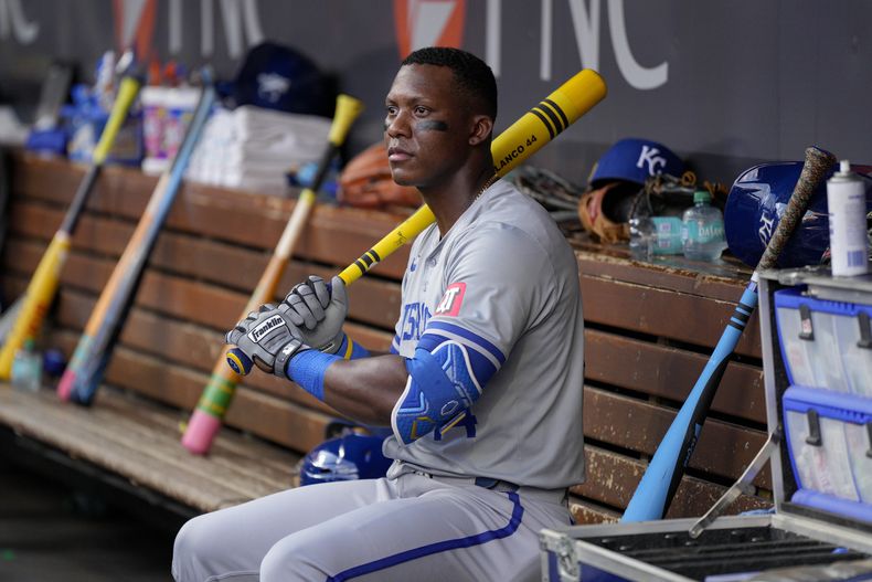 El cubano Dairon Blanco, de los Reales de Kansas City, se sienta en la cueva durante el duelo ante los Rojos de Cincinnati, el sábado 17 de agosto de 2024 (AP Foto/Jeff Dean)
