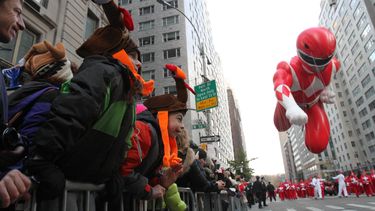 globos, carrozas y bandas en desfile de nueva york