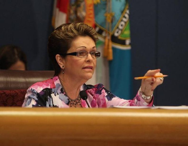 Un grupo de manifestantes sorprendieron hoy a  la comisionada Rebeca Sosa con una demanda en su contra donde la acusaban de supuesto abuso de poder.