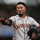 Luis Arráez de los Gigantes de San Francisco tras recibir un pelotazo en el juego contra los Padres de San Diego, el jueves 30 de julio de 2026, en San Diego. (AP Foto/Gregory Bull)