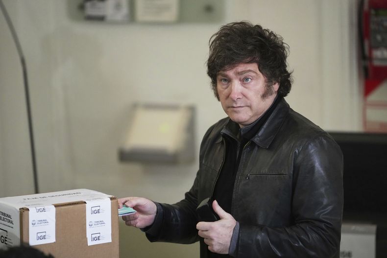 El presidente de Argentina, Javier Milei, vota durante las elecciones legislativas de Buenos Aires, el 18 de mayo de 2025. (AP Foto/Rodrigo Abd)