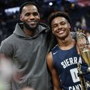 ARCHIVO - LeBron James (izquierda) y su hijo Bronny posan tras un partido de baloncesto de escuela secundaria, el sábado 14 de diciembre de 2010, en Columbus, Ohio. (AP Foto/Jay LaPrete)