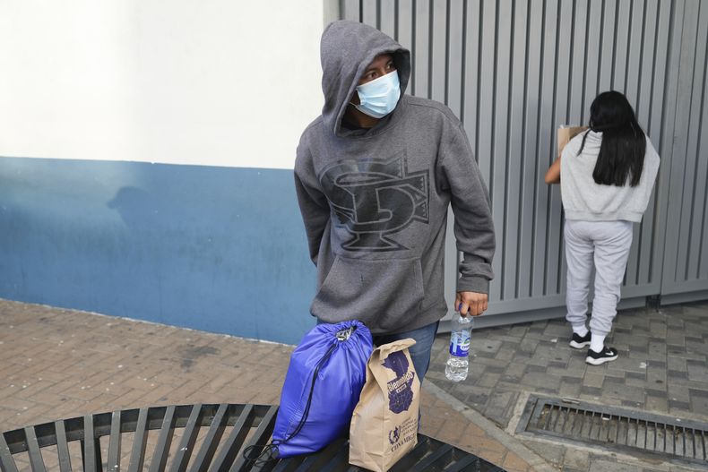 Migrantes guatemaltecos esperan a que sus familiares los recojan tras ser deportados desde Estados Unidos, en el aeropuerto de La Aurora en Ciudad de Guatemala, el lunes 27 de enero de 2025. (AP Foto/Moisés Castillo)