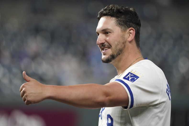 Vinnie Pasquantino, de los Reales de Kansas City, festeja luego de conseguir un sencillo productor ante los Astros de Houston, el miércoles 10 de abril de 2024 (AP Foto/Ed Zurga)