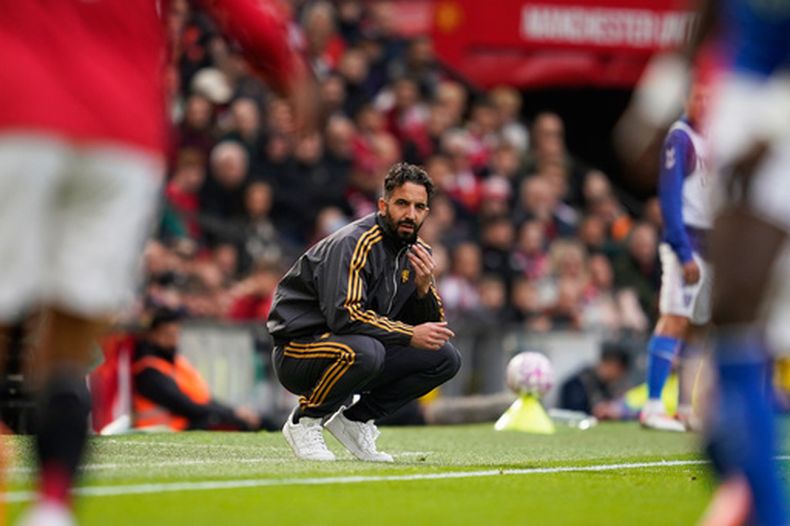 ARCHIVO - Foto del 4 de octubre del 2025, el entrenador del Manchester United Ruben Amorim observa desde la banda el encuentro ante el Sunderland en la Liga Premier. (AP Foto/Dave Thompson, Archivo)