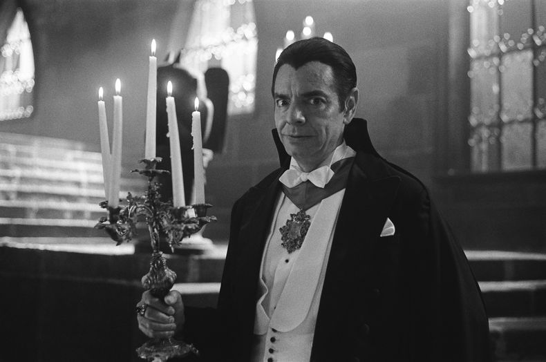 Esta imagen proporcionada por ViX muestra a Eugenio Derbez en el personaje de Carlos Villarías en una escena de Y llegaron de noche. (Vix vía AP)