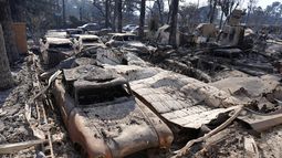 Automóviles quemados yacen entre escombros en una residencia en la calle Altadena que fue destruida por el incendio Eaton, el viernes 10 de enero de 2025, en Altadena, California. (AP Foto/Chris Pizzello)