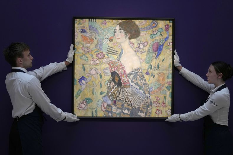 ARCHIVO - La pintura Dame mit Faecher (Dama con abanico) de Gustav Klimt se exhibe en la casa de subastas Sothebys en Londres, el martes 20 de junio de 2023. Dame mit Fächer se vendió en Sothebys el martes 27 de junio por 74 millones de libras esterlinas (94,35 millones de dólares) que alcanzaron un total de 85,3 millones de libras esterlinas (108,4 millones de dólares) incluyendo la prima del comprador. (Foto AP/Kirsty Wigglesworth, archivo)