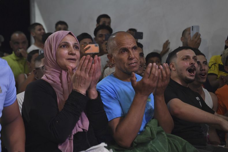 Seguidores y familiares de Imane Khelif en Argelia miran la TV mientras la boxeadora disputa la semifinal olímpica de boxeo (AP Foto/Anis Belghoul)