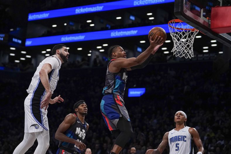 Dennis Smith Jr., de los Nets de Brooklyn, encesta en el partido del torneo In-Season ante el Magic de Orlando, el martes 14 de noviembre de 2023 (AP Foto/Peter K. Afriyie)