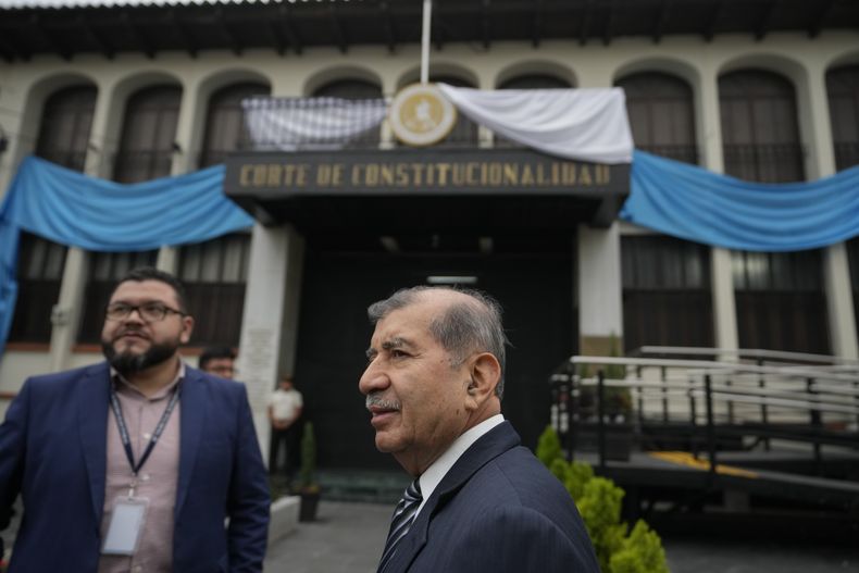 Mynor Franco (centro) del Tribunal Supremo Electoral llega al edificio de la Corte Constitucional en la Ciudad de Guatemala, el viernes 29 de septiembre de 2023. La fiscalía allanó el tribunal electoral por cuarta vez el viernes en busca de registros de resultados electorales tras la elección presidencial de Bernardo Arévalo. (Foto AP/Moisés Castillo)