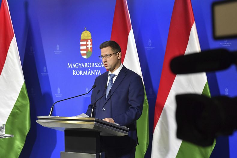El jefe de despacho del primer ministro húngaro Gergely Gulyas en conferencia de prensa en Budapest, el 23 de enero del 2025. (Lajos Soos/MTI via AP)