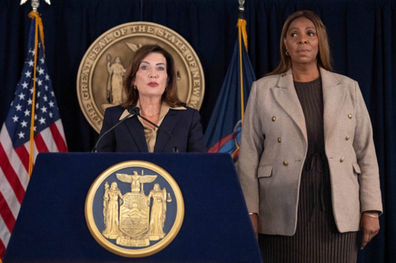 La gobernadora de Nueva York Kathy Hochul habla en una conferencia de prensa con la fiscal general del estado, Letitia James, el viernes 2 de octubre de 2026, en Nueva York. (AP Foto/Yuki Iwamura)