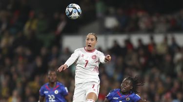 La danesa Sanne Troelsgaard cabecea al balón frente a la haitiana Sherly Jeudy (derecha) en el partido del Mundial femenino, el martes 1 de agosto de 2023, en Perth, Australia. (AP Foto/Gary Day)