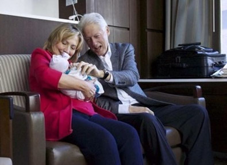 Bill y Hillary Clinton ya son abuelos. La hija de la pareja, Chelsea Clinton, dio a luz a su primera hija, una niña de nombre Charlotte.