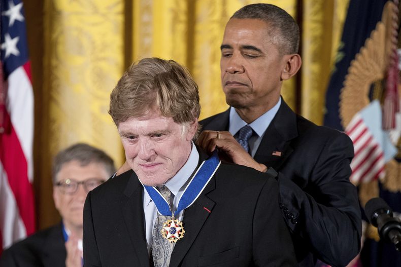 El entonces presidente Barack Obama le otorga la Medalla Presidencial de la Libertad a Robert Redford en la Casa Blanca en Washington el 22 de noviembre del 2016. (AP foto/Andrew Harnik)