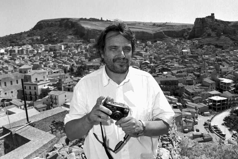 El fotógrafo italiano Oliviero Toscani sostiene una cámara en Corleone, en la isla de Sicilia, en el sur de Italia, el 2 de julio de 1996. (AP Foto/Alessandro Fucarini, archivo)