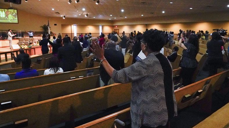 Feligreses rezan durante el servicio para las víctimas de un tiroteo, el domingo 27 de agosto de 2023, en la iglesia de St. Paul A.M.E., en Jacksonville, Florida. (AP Foto/John Raoux)