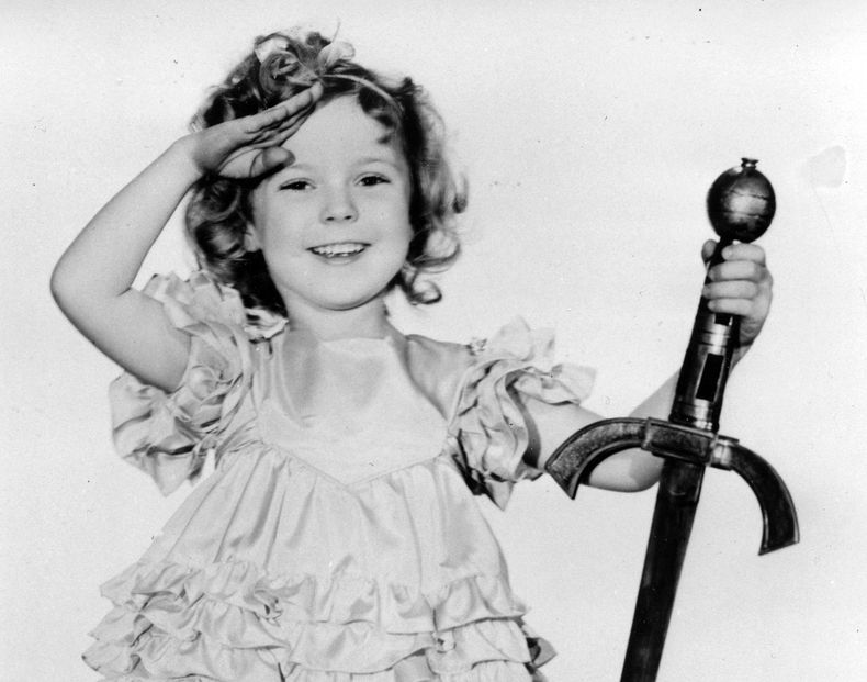 En esta foto de 1933, Shirley Temple en su papel de la pel&iacute;cula "Little Miss Marker". Temple, la ni&ntilde;a estrella de cabello rizado que hizo sonre&iacute;r a los cin&eacute;filos en la era de la Depresi&oacute;n, falleci&oacute; el lu