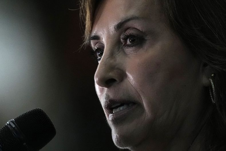 ARCHIVO - La presidenta peruana Dina Boluarte se dirige a la prensa al finalizar la Cumbre de la Amazonía, el 8 de agosto de 2023, en Belém, Brasil. (AP Foto/Eraldo Peres, Archivo)