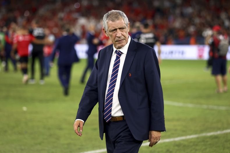 El técnico de Portugal Fernando Santos tras el partido con Albania por las eliminatorias del Mundial, el domingo 10 de septiembre de 2023, en Tirana. (AP Foto/Franc Zhurda)