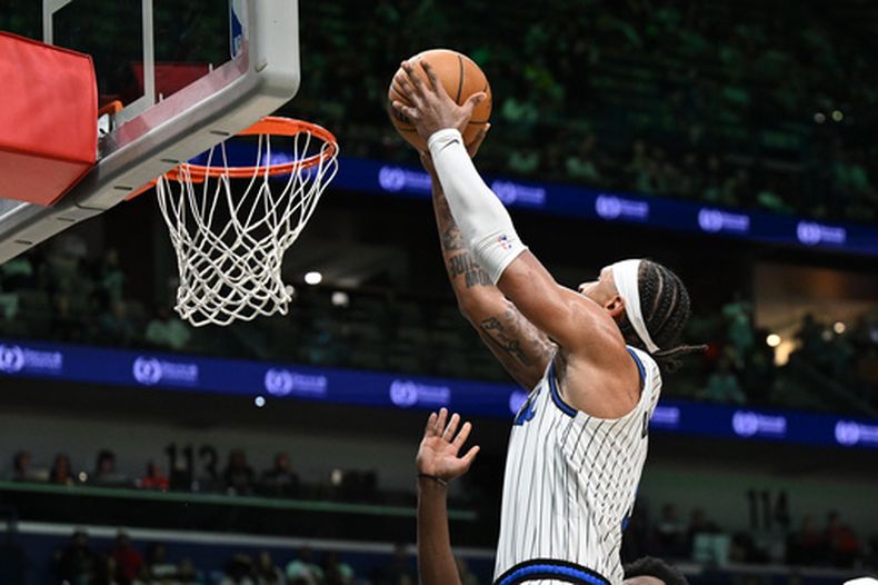 Paolo Banchero (5), delantero de el Magic de Orlando, clava el balón en la segunda mitad contra los Pelicans de Nueva Orleans en un juego de baloncesto de la NBA en Nueva Orleans, el domingo 5 de abril de 2026. (Foto AP/Ella Hall)