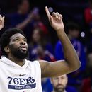 Joel Embiid, de los 76ers de Filadelfia, camina rumbo al calentamiento previo al Juego 1 de la serie de primera ronda del baloncesto de la NBA en contra de los Nets de Brooklyn, el sábado 15 de abril de 2023, en Filadelfia. No se sabe si estará listo para el inicio de la serie contra los Celtics de Boston. (AP Foto/Derik Hamilton)