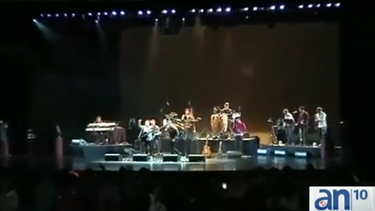 americateve | Mientras afuera el exilio protestaba, dentro del teatro unas mil doscientas personas apoyaron el concierto.