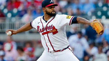 El lanzador de los Bravos de Atlanta, Reynaldo López, realiza un lanzamiento hacia un bateador de los Padres de San Diego durante la primera entrada de un partido de béisbol, el martes 21 de julio de 2026, en Atlanta. (Foto AP/Erik S. Lesser)