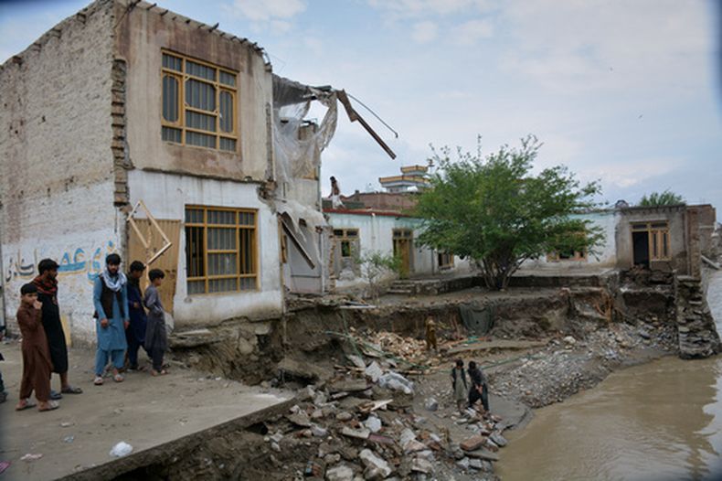 Personas inspeccionan un edificio que se derrumbó parcialmente a causa de las inundaciones en Jalalabad, Afganistán, el sábado 4 de abril de 2026. (AP Foto/Wahidullah Kakar)