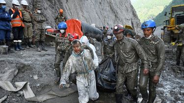 ARCHIVO- En esta imagen, distribuida por el ejército de Nepal, soldados nepalíes cargan con los cuerpos de trabajadores recuperados durante un operativo de búsqueda y rescate en un proyecto hidroeléctrico chino tras unas inundaciones repentinas, en el distrito nepalí de Rasuwa, el 16 de septiembre de 2026. (Ejército de Nepal vía AP, archivo)